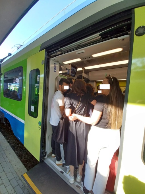 Cambia la destinazione del treno: pendolari imbufaliti ottengono una fermata straordinaria