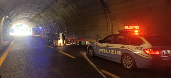 Furgoncino ribaltato nella galleria Luzzeno: code sulla Statale 36
