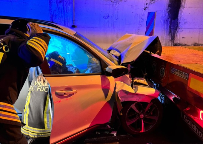 Statale 36: tamponamento tra auto e camion nella galleria Scoglio. Feriti padre e figlia