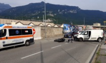 Lecco, scontro tra un furgone e una moto: traffico in tilt