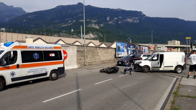 Lecco, scontro tra un furgone e una moto: traffico in tilt