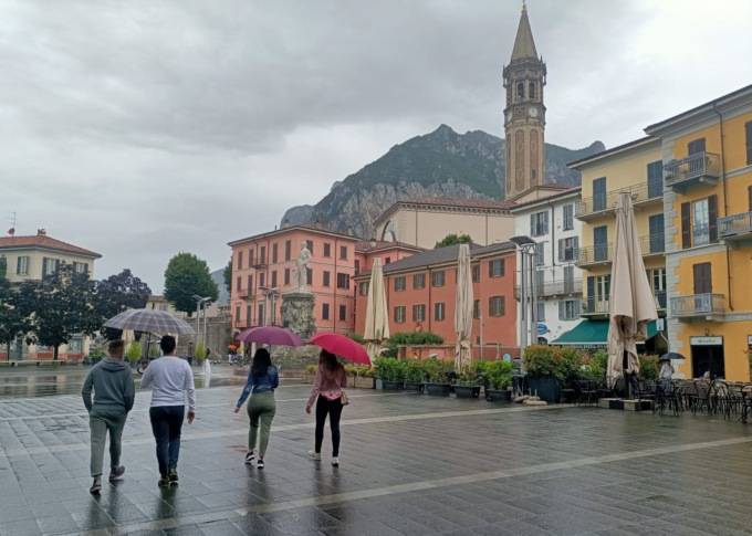 Turisti a Lecco: anche in questa strana estate non mancano