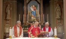 I sacerdoti ordinati nel 1964 riuniti in preghiera, tra loro anche l'ex prevosto di Lecco