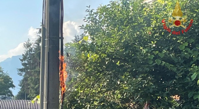 Monte Marenzo: linea elettrica in fiamme, intervengono i Vigili del fuoco