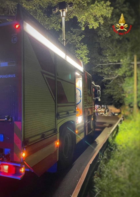Ribaltamento nella notte, coinvolta una donna