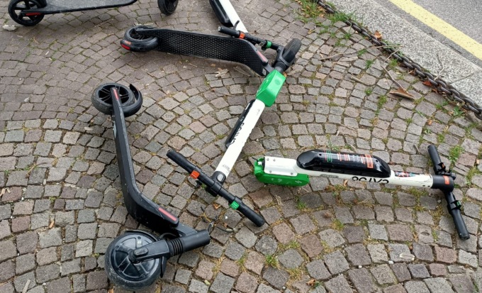 Lecco, monopattini rotti abbandonati sul lungolago
