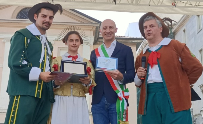 Il gruppo folcloristico “Renzo e Lucia” in piazza Garibaldi per celebrare il 120° anniversario