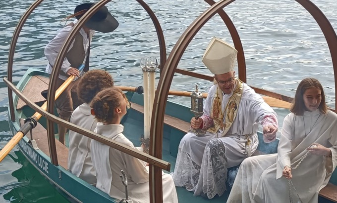 La città di Lecco festeggia il suo lago: la benedizione e la sfilata delle Lucie