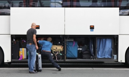 Ventenne rimane chiuso nel portabagagli dell'autobus