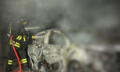 Oliveto: auto divorata dalle fiamme