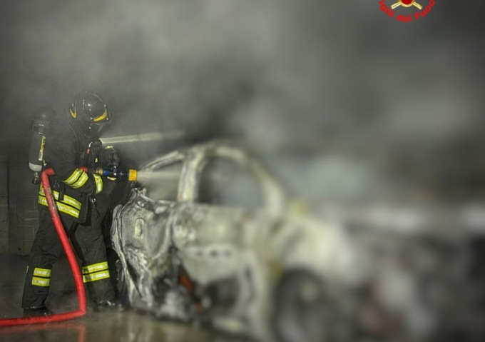 Oliveto: auto divorata dalle fiamme