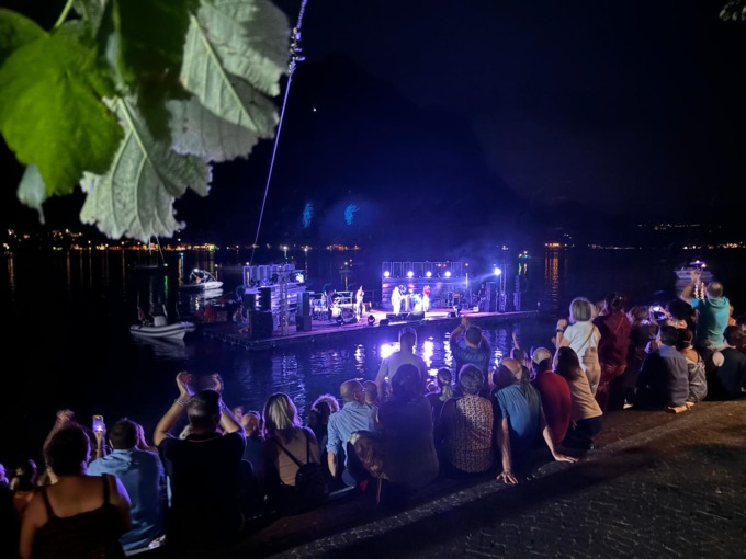 Palco galleggiante: dopo il successo a Lecco torna a Bellano