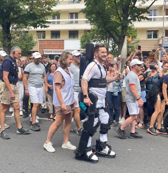 Kevin Piette porta la fiamma olimpica con l’esoscheletro. La gioia a Villa Beretta
