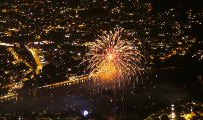 Fuochi d’artificio a Lecco: le spettacolari foto scattate dal pizzo d’Erna