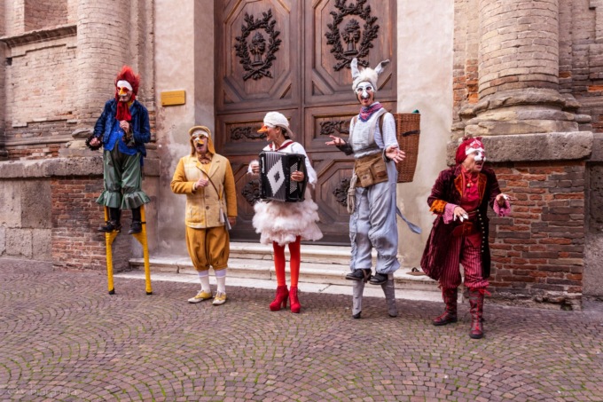 Gli animali-musicanti del Teatro Due Mondi  scendono in strada: Carosello è in scena ad Abbadia Lariana
