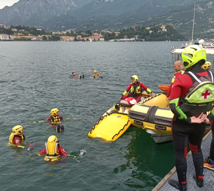 Lo sposo si sente male, soccorso con la idroambulanza