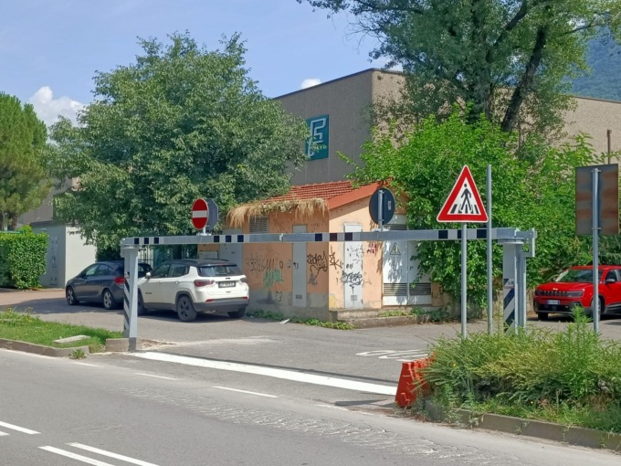 Via i nomadi dal Lavello: montate le nuove barriere (donate dalla ditta Fontana)