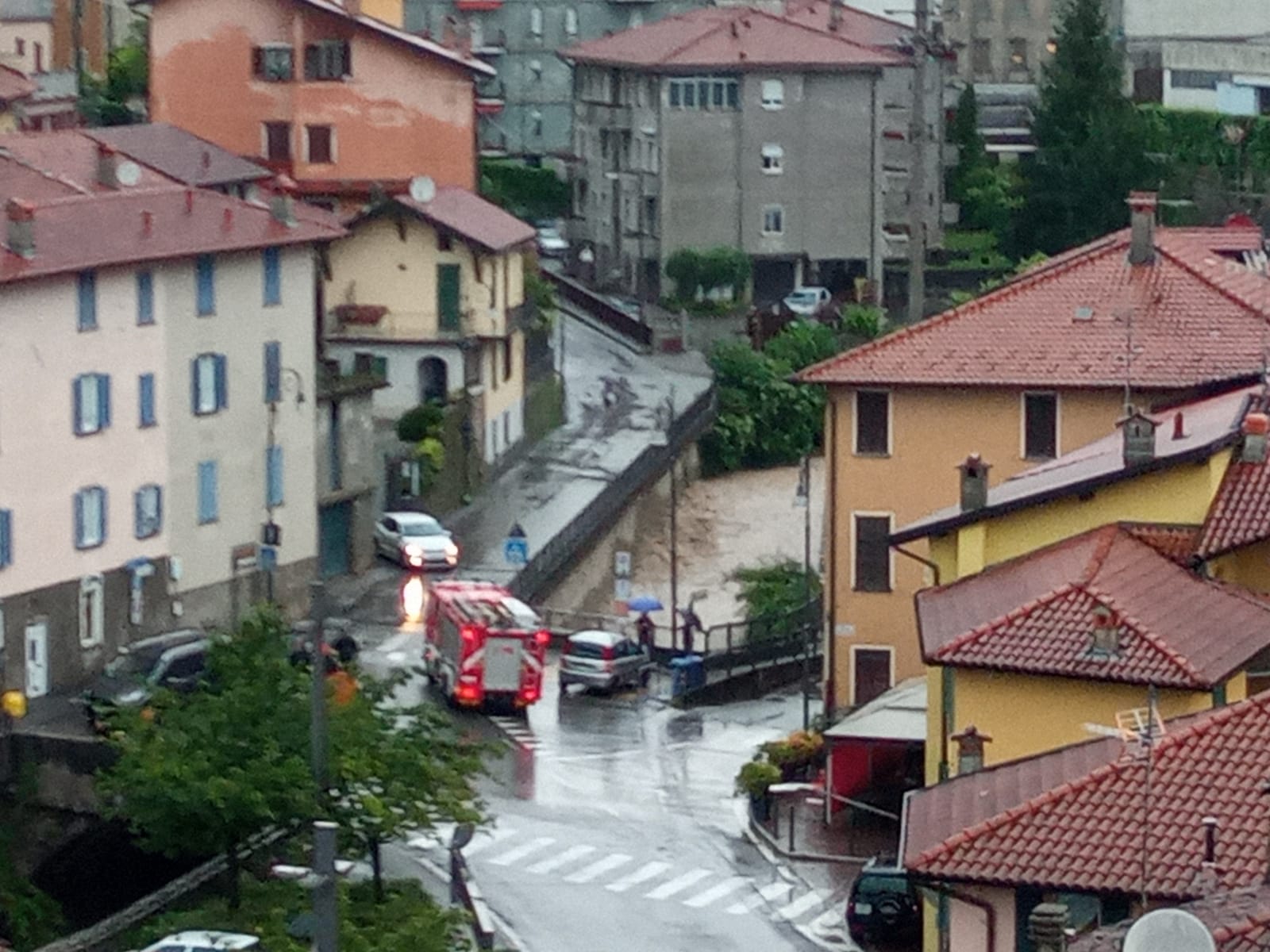 Nubifragio su Lecco, strade come fiumi. Chicchi di grandine come noci. Albero sui binari, treni in tilt. I torrenti fanno paura