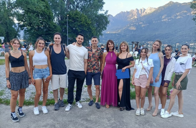 In tantissimi alla festa di Pescate “Anni ’80 e ’90”: sfilata di moda, cibo e tanto divertimento