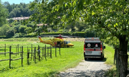 Ciclista investito al Lissolo: in ospedale in elicottero