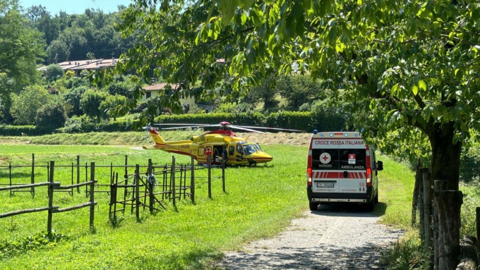 Ciclista investito al Lissolo: in ospedale in elicottero
