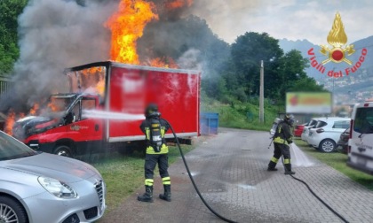 Pescate, furgone in fiamme: intervento dei Vigili del fuoco