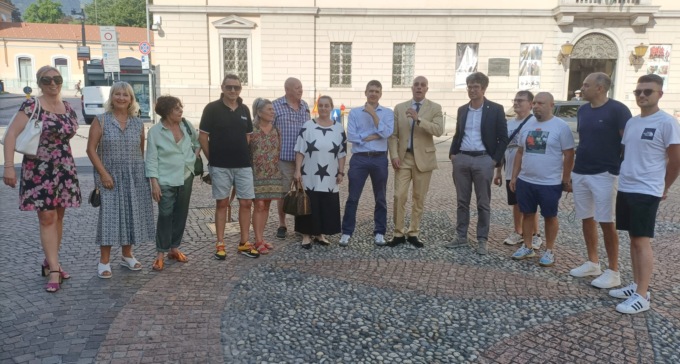 Risse e aggressioni a Lecco: flash mob delle minoranze davanti al Comune