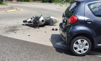 Schianto auto moto alla rotonda tra Garlate e Olginate