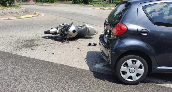 Schianto auto moto alla rotonda tra Garlate e Olginate
