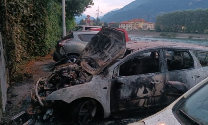 Auto a fuoco nella notte, indagini in corso LE FOTO