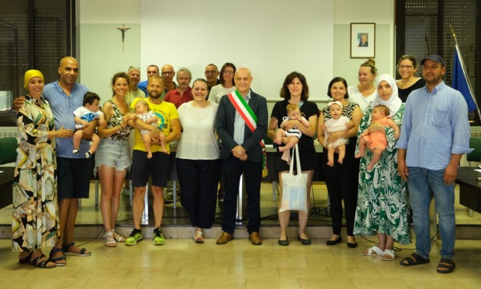 Civate, consegnato il kit neonatale dell’associazione “Tinnamoreraidime” a 8 piccoli cittadini