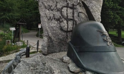 Oltraggio agli alpini: deturpato il monumento