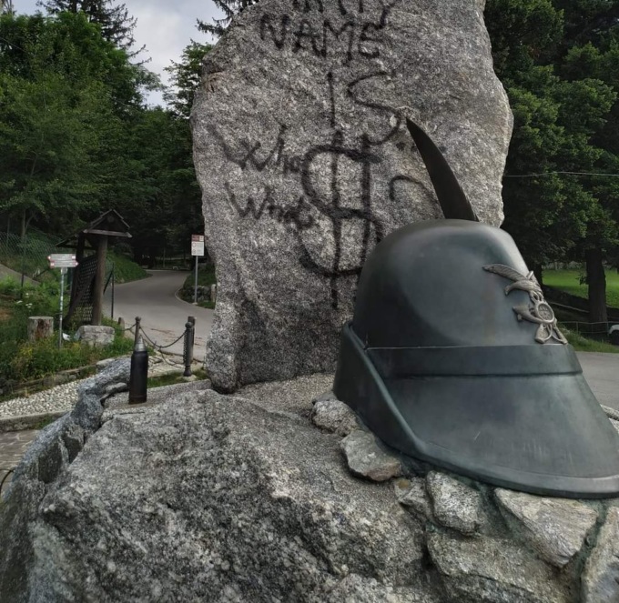 Oltraggio agli alpini: deturpato il monumento