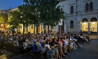 Prosegue il cineforum "Ma che film la vita": oltre 200 persone in piazza per "The Holdovers"