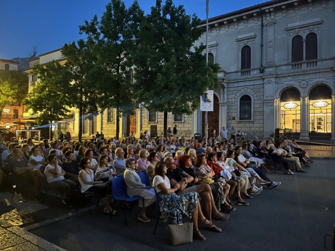 Prosegue il cineforum “Ma che film la vita”: oltre 200 persone in piazza per “The Holdovers”