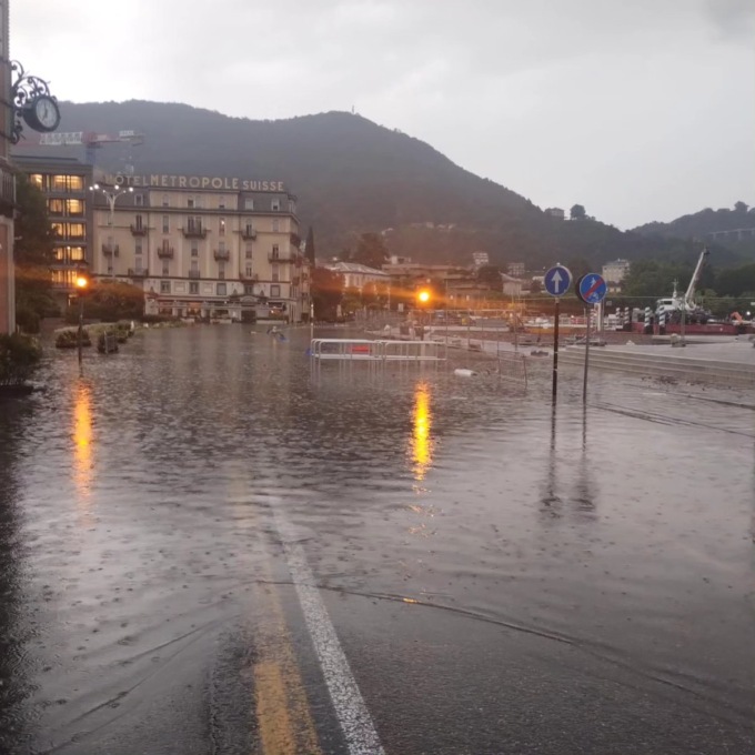 Lago esondato a Como, frana sulla Statale Regina