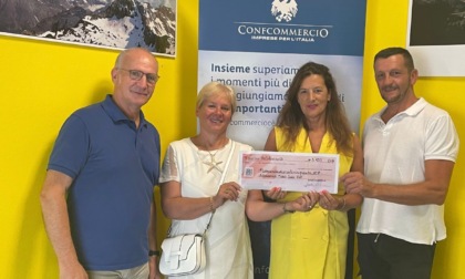Spettacolo benefico de "I Legnanesi": consegnato l'assegno di oltre 5000 euro alla Fabio Sassi
