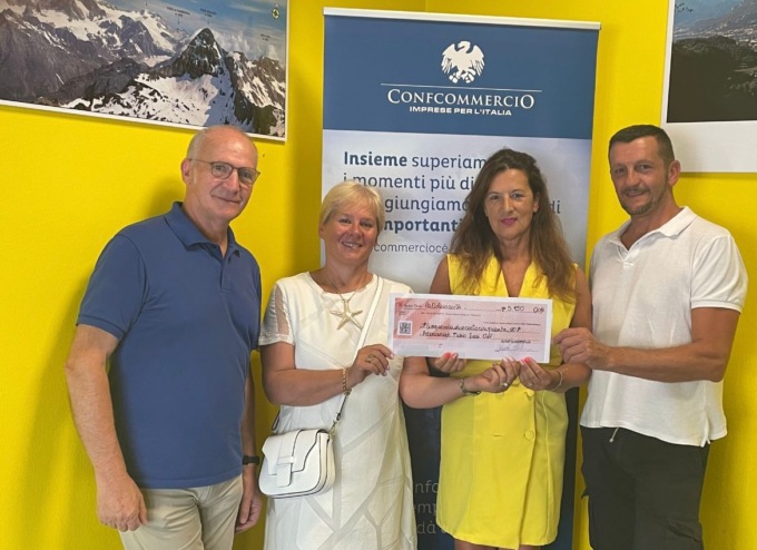 Spettacolo benefico de “I Legnanesi”: consegnato l’assegno di oltre 5000 euro alla Fabio Sassi