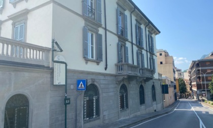 Lavori a Villa Locatelli: rimossa la recinzione, di nuovo percorribile il marciapiede di via Volta
