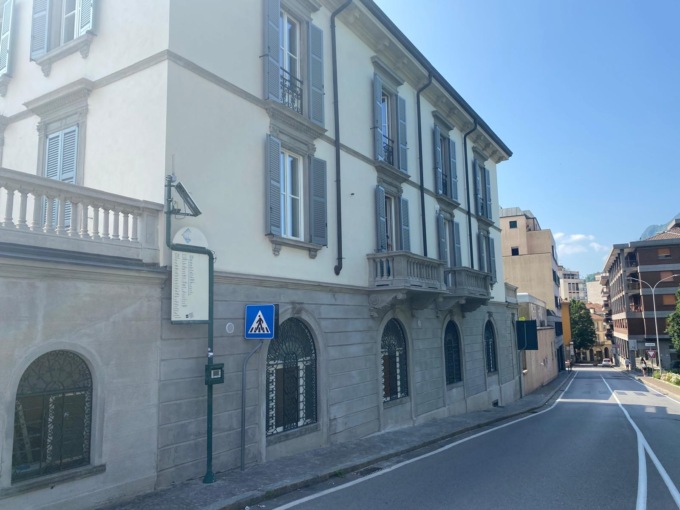 Lavori a Villa Locatelli: rimossa la recinzione, di nuovo percorribile il marciapiede di via Volta