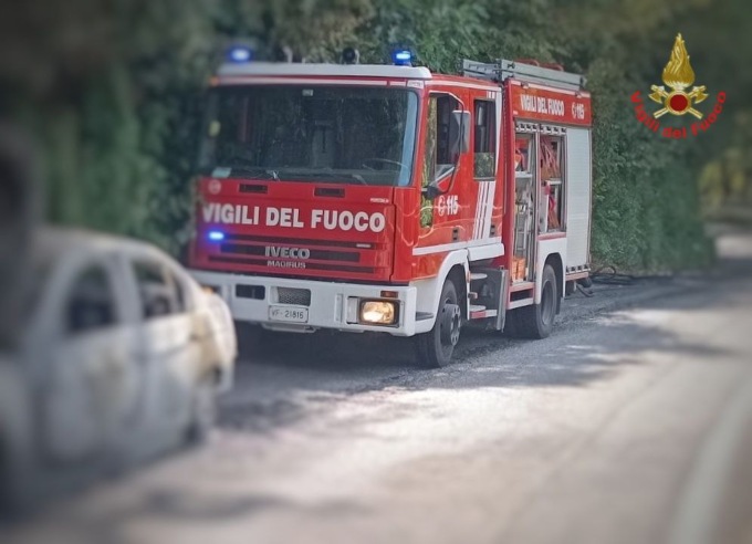 Auto avvolta dalle fiamme: paura a Perledo