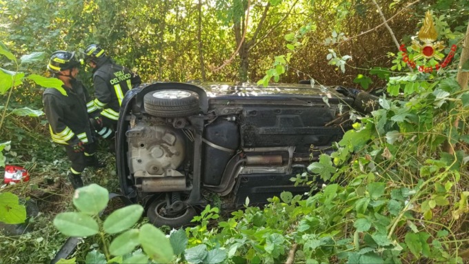 Si schiantano e finiscono fuori strada: salvi due giovanissimi