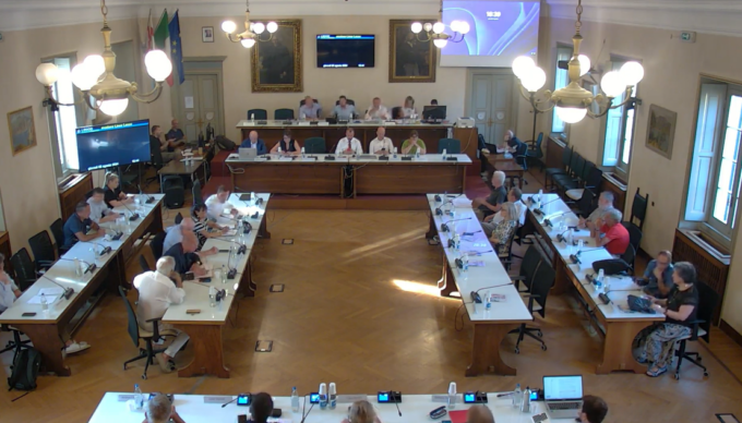 Consiglio teso su Linee Lecco, “Ci giochiamo il futuro del trasporto pubblico”