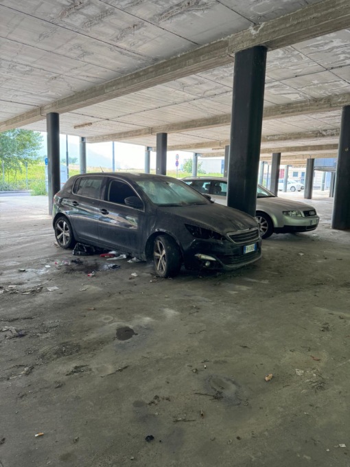 Sarà rimossa l’auto divenuta rifugio per senzatetto