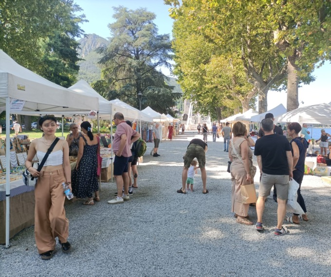 Il mercatino sul lungolago conquista i lecchesi