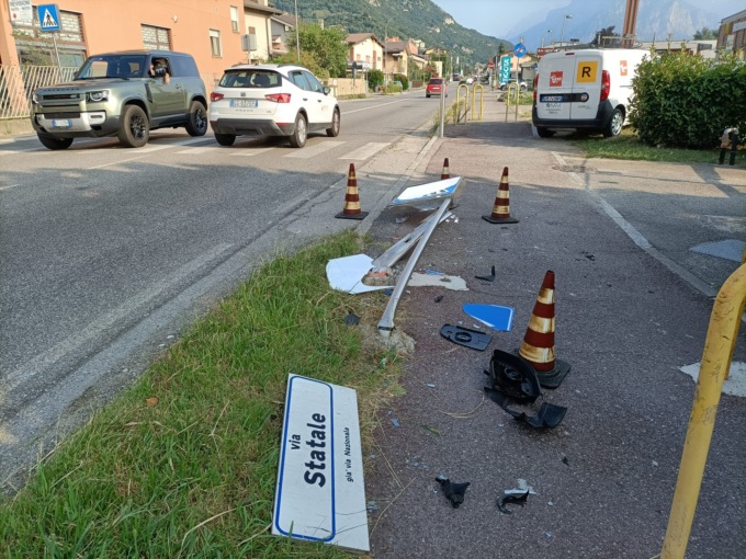 Furgone esce di strada e abbatte la segnaletica sulla ciclabile