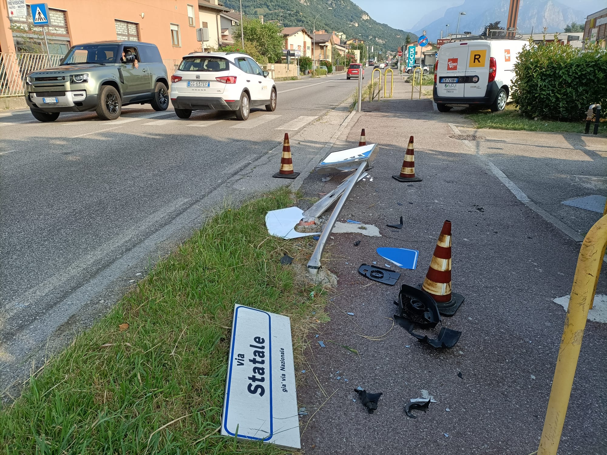 Furgone esce di strada e abbatte la segnaletica sulla ciclabile - Prima ...