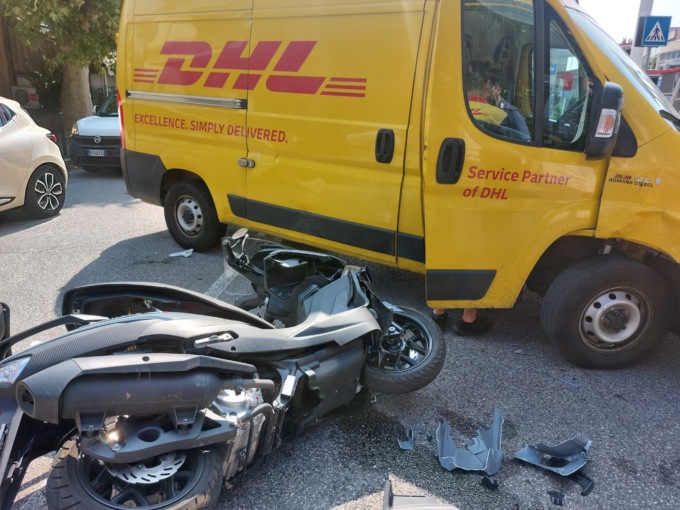 Schianto moto furgone a Pescarenico. Donna di 56 anni in condizioni serie