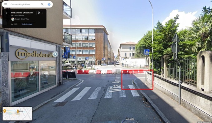 Lancia un petardo dal balcone mentre passa un uomo in carrozzina, “per poco non mi ha colpito in testa”