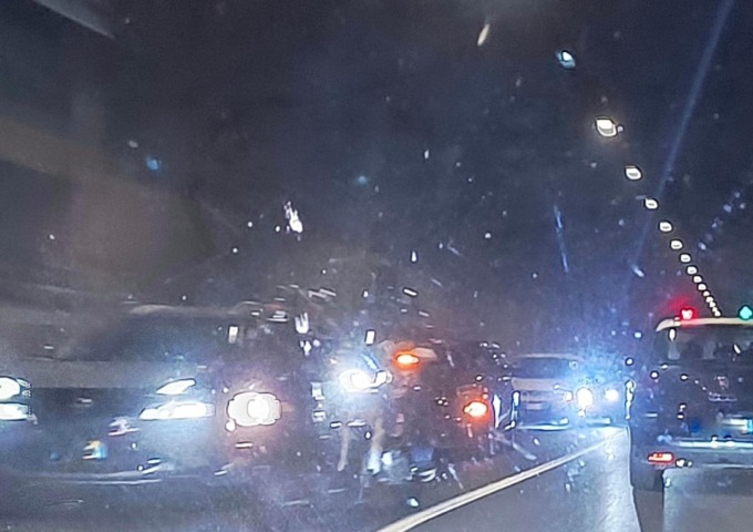 Triplo tamponamento a Ballabio, lunghi incolonnamenti nella galleria Valsassina